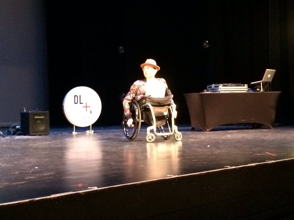 tmedeiros123's tweet photo. Students @WECDSB are getting inspired @WEDayXWindsor to make a difference in the world. They are hearing from Spencer West, who at the age of 5, lost his legs from the pelvis down. He has climbed Mount Kilimanjaro in June 2012. @AM800News #cklw https://t.co/kx792zb6vE