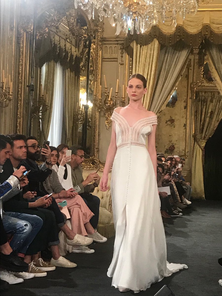 Delicadeza y geometría en los diseños de Cristina Piña. cristinapinamadrid  ⁦Atelier_Couture⁩ novias bodas | EFE Estilo | Scoopnest