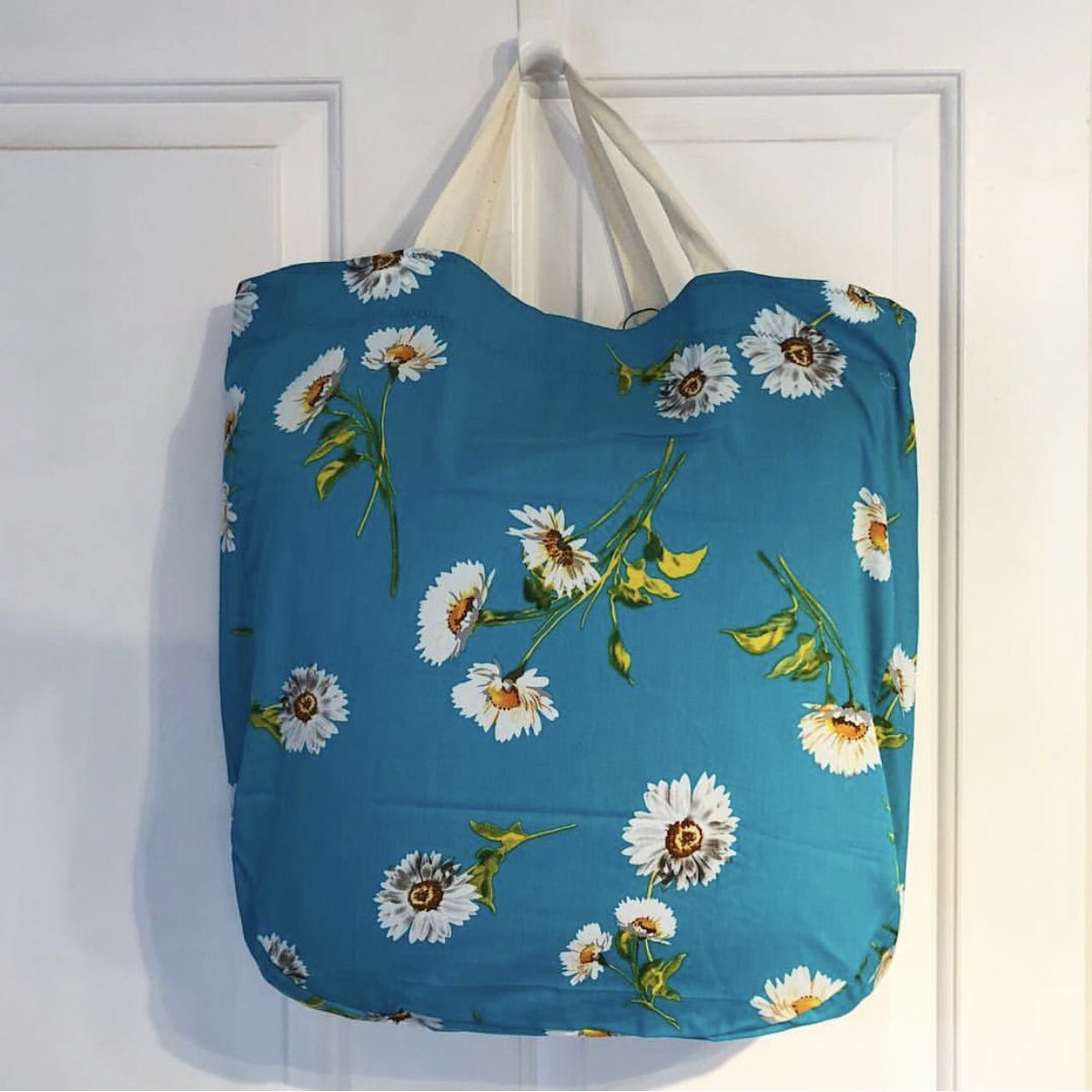 PerthPopUpEvent's tweet image. Harrington’s Bag Lady has your shopping bag dilemma figured out! She makes eco-friendly lightweight shopping bags and repurposes discarded denim items into heavy duty tote bags, purses, aprons and pouches! Get yours at our Eco Market on April 17th @ Stratford Trashion Week! 🛍👖