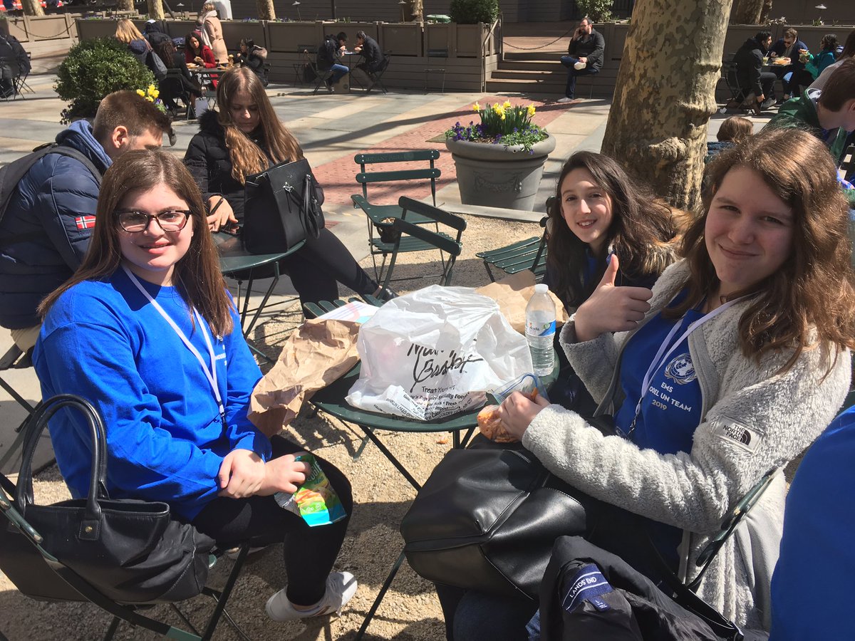 ktraf1's tweet photo. #EMSMUN at Bryant Park for lunch! ☀️ https://t.co/hJ39jXrWhP