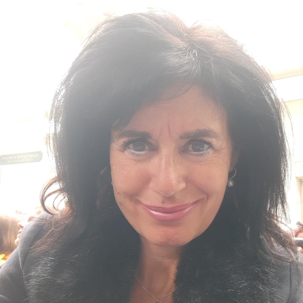 HanninenMaria's tweet photo. New profile foto for the official 2019 Guide Badge. The hat is gone! Much better :)
#TourGuideMaria #VisitHelsinki #MyHelsinki #LoveMyJob❤ https://t.co/OnfU2P2m88