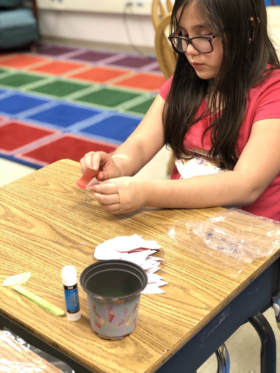 sumler_emma's tweet photo. 2nd and 3rd graders are loving Art Adventures and Craft Club this Intersession!! #oneccps @BellwoodBulldog https://t.co/ZZe4wrxfyq