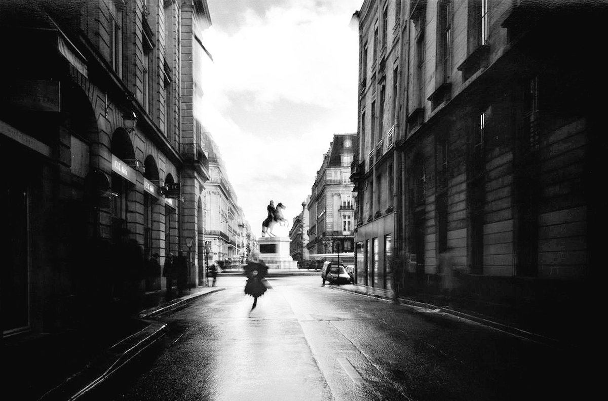 ghegola's tweet photo. Non ho altro candore che questa mia brigliata simpatia

per le maestose ombre del paradiso in terra.

Amelia Rosselli        marzo 1967

#LaVitaCheHaiDentro 

Mimmo Jodice - Parigi 1993 https://t.co/24xCHr6GQK