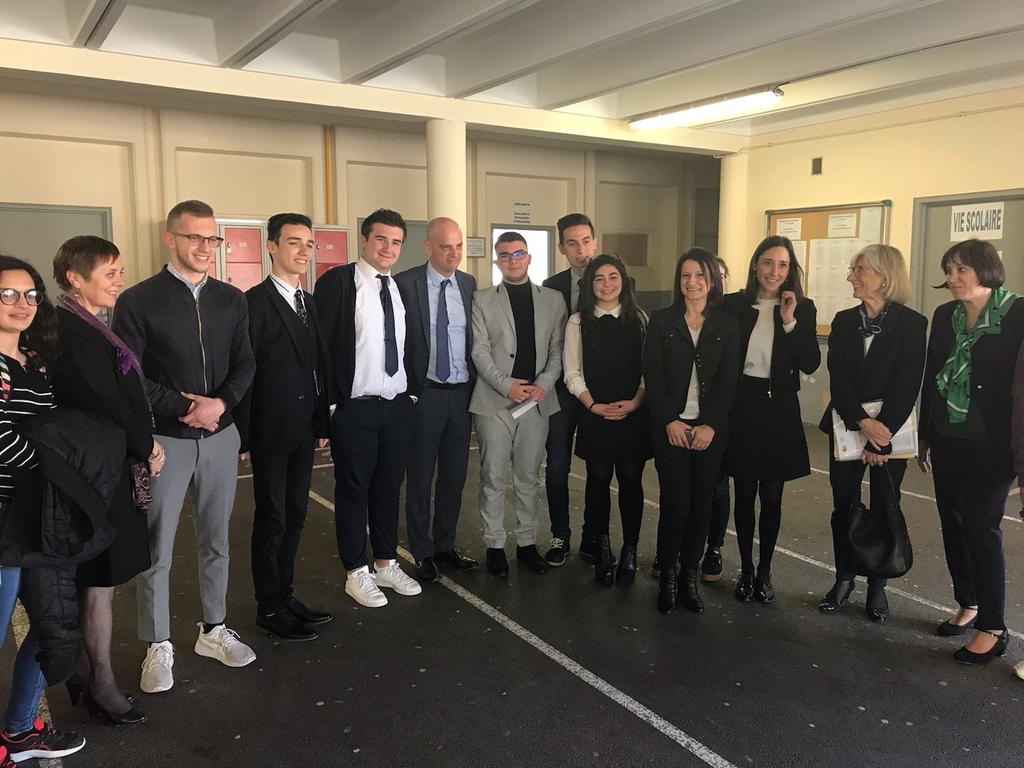 carret_leda's tweet photo. Les élus au #CAVL de l'@academielyon ont pu rencontrer le ministre @jmblanquer et la secrétaire d'état @brunepoirson au Collège les Côtes à Peronnas dans l'Ain. Porter la parole des lycéens suite au débats sur le changement climatique #citoyenneté #environnement https://t.co/XlQ5VRfbQa