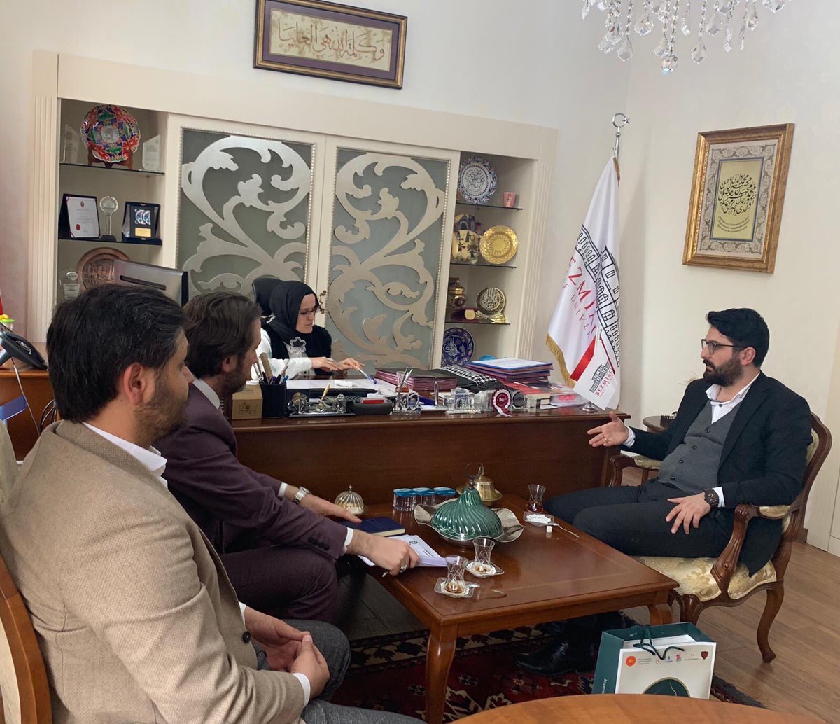 26 Mart Salı Okçular Vakfı Yönetim Kurulu Üyesi Yusuf İmamoğlu ve ekibi ile Üniversitemiz Genel Sekreteri  Zeynep Gökçen Hanımefendi’yi ziyaret ettik. Geleneksel okçuluk ve kulüp faaliyetlerimiz ile ilgili fikir teatisinde bulunduk.