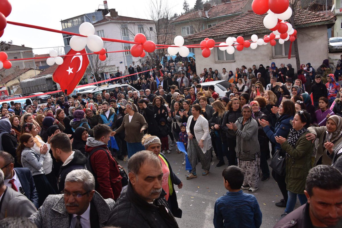 Bozüyük Romanları Kültürünü Tanıtma Yaşatma Yardımlaşma Derneği’nin açılış törenine katıldık. Dernek Başkanı Sami Korkut, dernek üyeleri ve tüm Roman vatandaşlarımıza dernekleri hayırlı ve uğurlu olsun. Birliğimiz daim olsun.