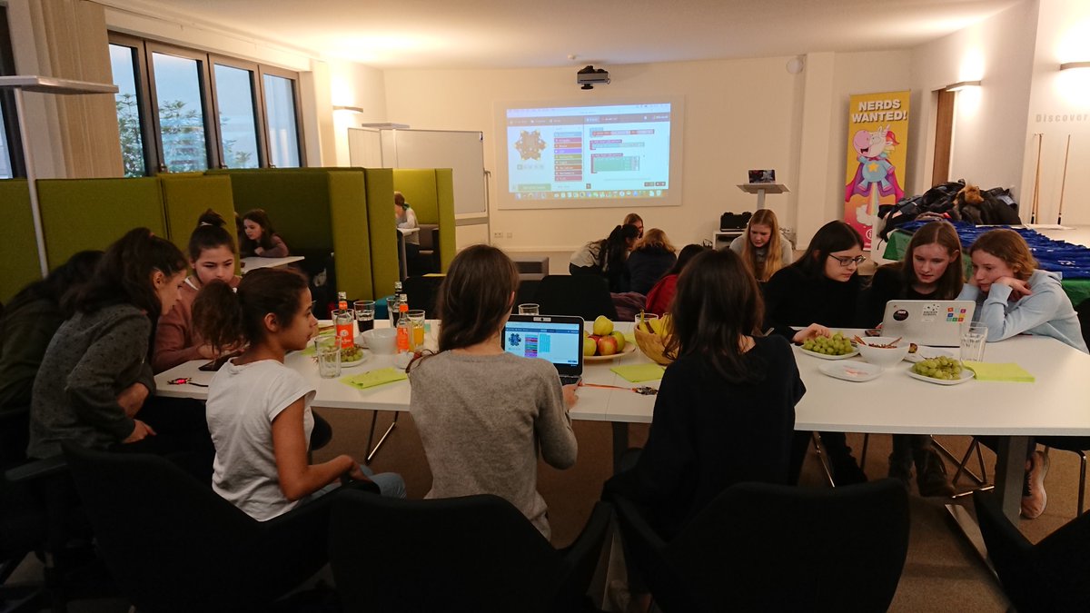 daniO_hh's tweet photo. Wow! 26 begeisterte Mädchen auf dem #GirlsDay 2019 #Hamburg, die mit dem #CalliopeMini getüftelt haben. Es hat viel Spaß gemacht! Thanks @itemis for hosting https://t.co/Tph15re5Ds @LineLineLine15 #DigitaleBildung #coding https://t.co/FkFsiEHUZJ