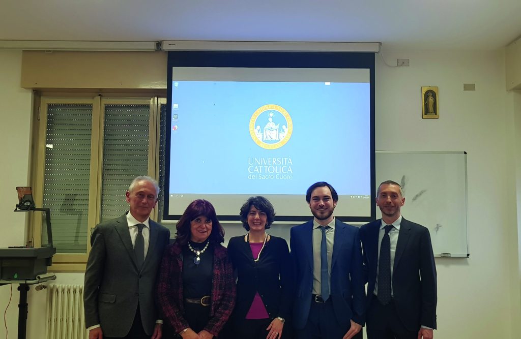 fraiodice's tweet photo. Su invito della Prof. Patrizia Musso, ho tenuto una lezione sul Marketing B2B in Università Cattolica di Milano. Da Kotler a AI, chatbot e realtà aumentata. https://t.co/PmN3nh6KqB https://t.co/zVYup30Iik