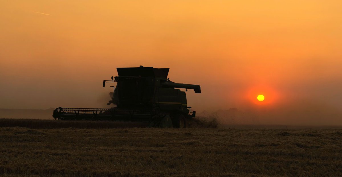 PlanterDirect's tweet photo. Planting season is almost here. Make sure your tractor is in good condition! 🚜 https://t.co/NpIY5vFiby https://t.co/wy1wO9Bafy