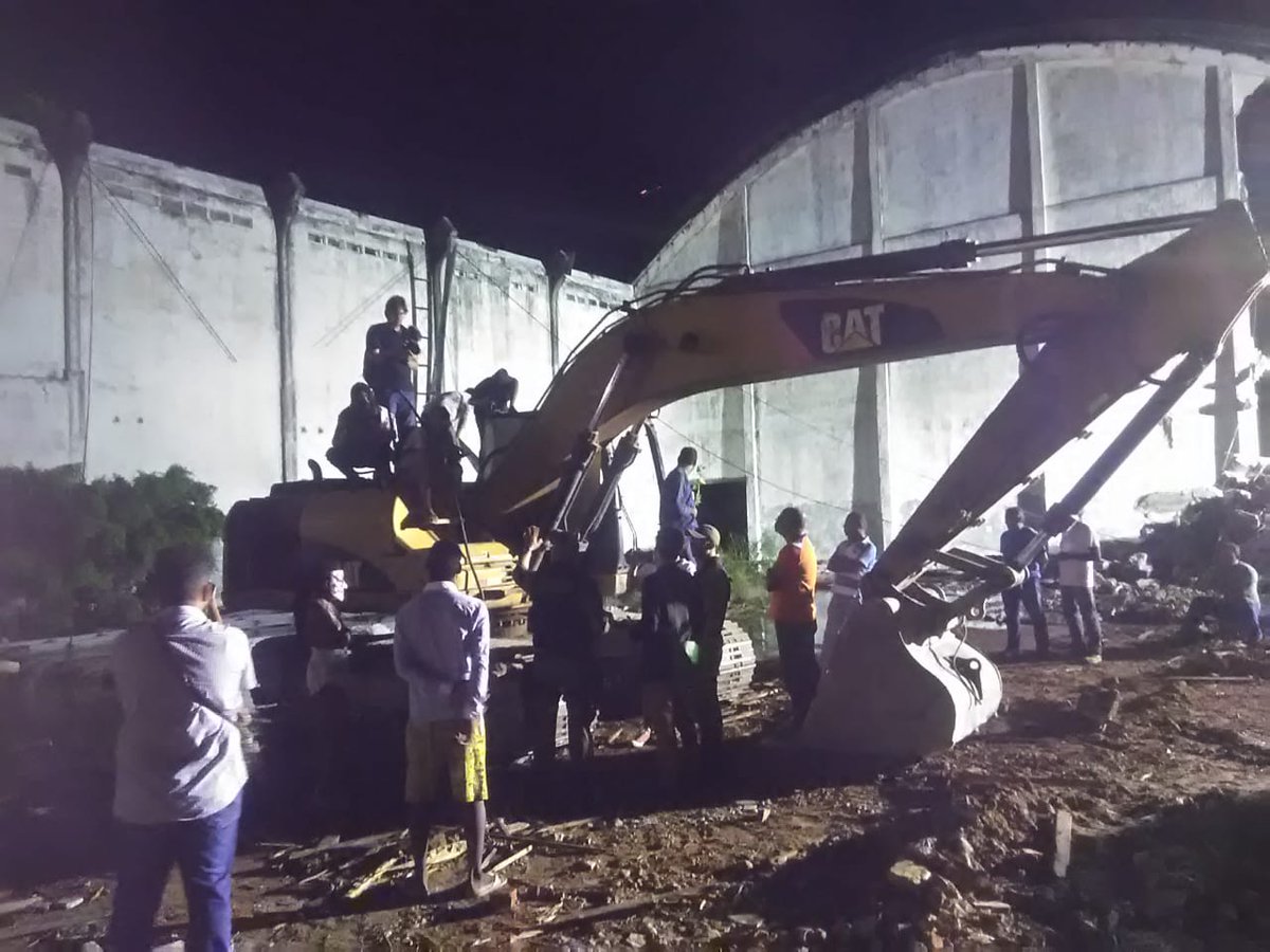 mzconteudo's tweet photo. Ativistas do #OcupeEstelita tentam parar a demolição dos armazéns. Polícia Militar reforçou presença no local. https://t.co/qpVVE8MLQS