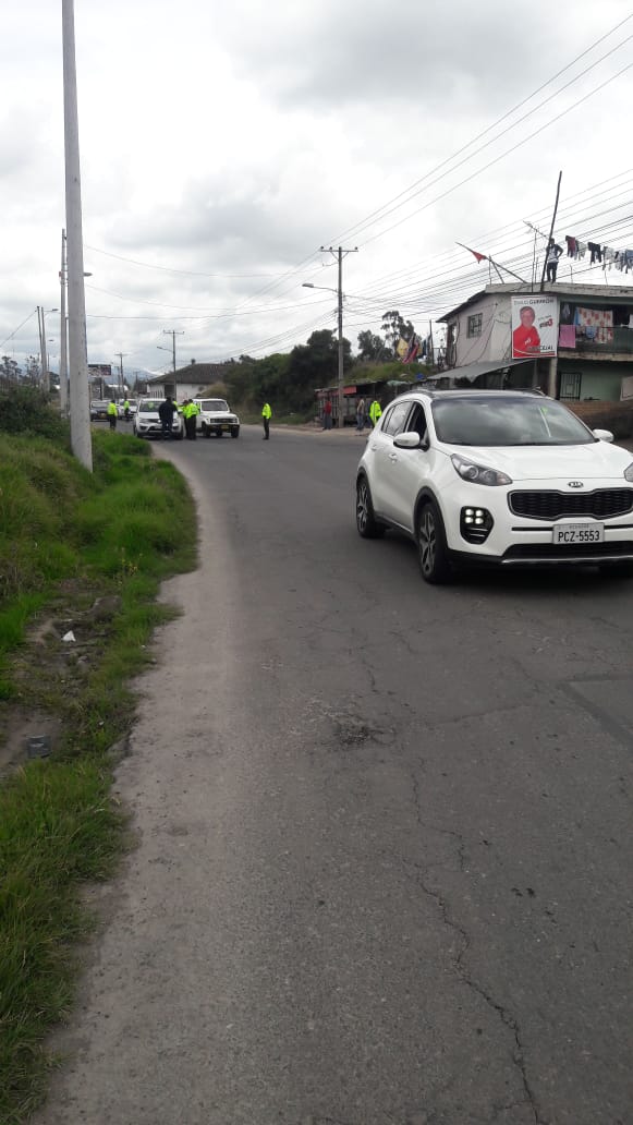 GoberCarchi's tweet photo. @Intendenciacarc, @PoliciaEcuador y la #UIDH realizaron un Operativo en la Av. 24 de Mayo de #Tulcán donde se logró inautar 10 canecas de gasolina extra, cuyo destino era el contrabando. https://t.co/tgL3USLv4o