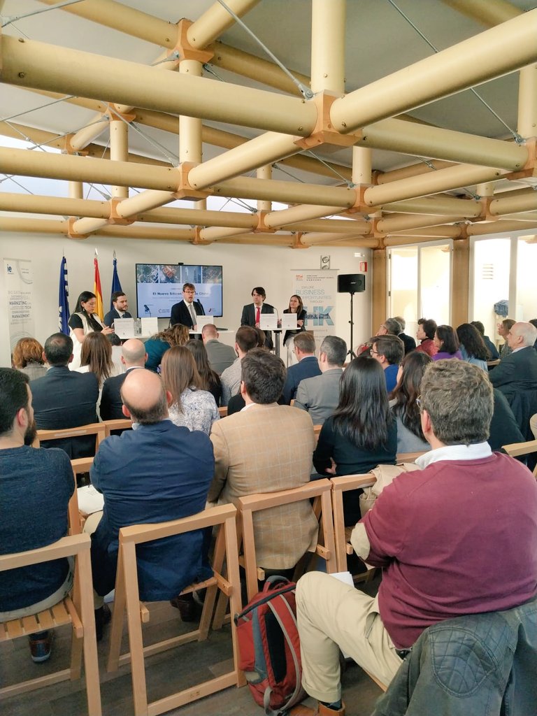 HKTDC_Spain's tweet photo. Gracias a @IEbusiness y a @miotei por acoger el debate sobre el área de la #GranBahia y el papel de #HongKong como hub para materializar oportunidades 🇭🇰. Un placer compartir espacio con @Alfonsoballes12 Fernando de la Cal y @marisolmenendez! @SCCHongKong @InvestHK @hktdc https://t.co/Qe3g1r1LHQ