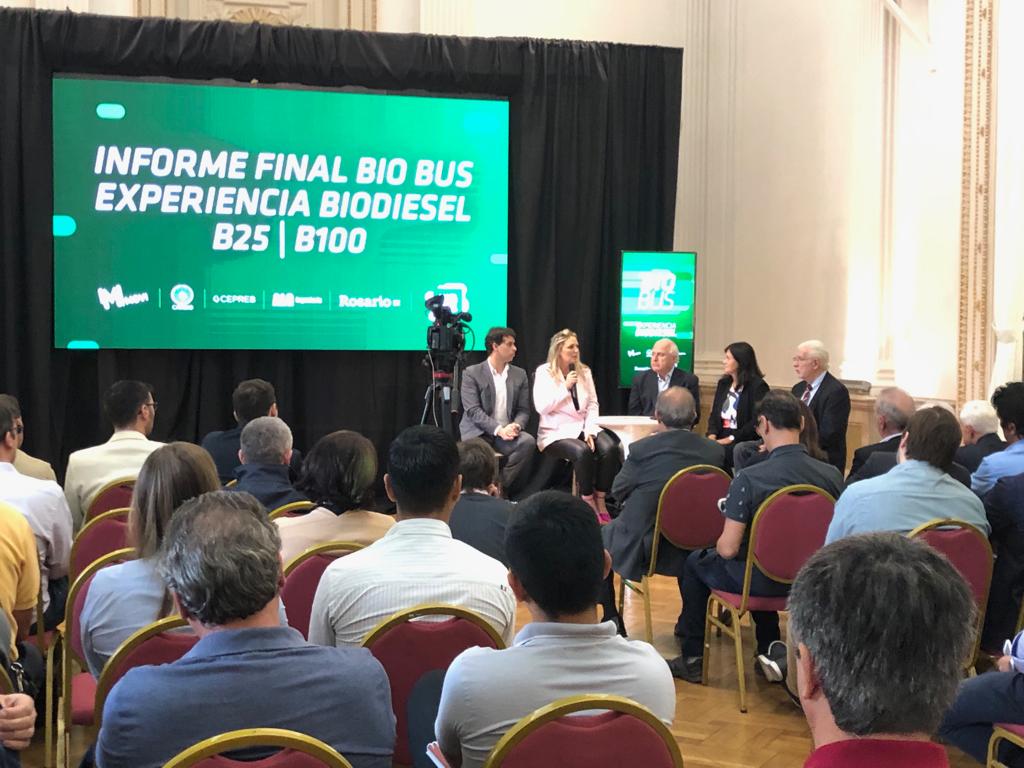 MAlvaradoMR's tweet photo. Junto al Gobernador @MiguelLifschitz, presentamos los resultados finales de la #ExperienciaBioBus, uso de combustible biodiesel al 25% y 100% (Gasoil Cero), en unidades de empresas de Transporte de Pasajeros de la ciudad. 🚌 @MuniRosario siempre a la vanguardia! 🚌♻️💚 #Rosario https://t.co/WwabxY1ufy