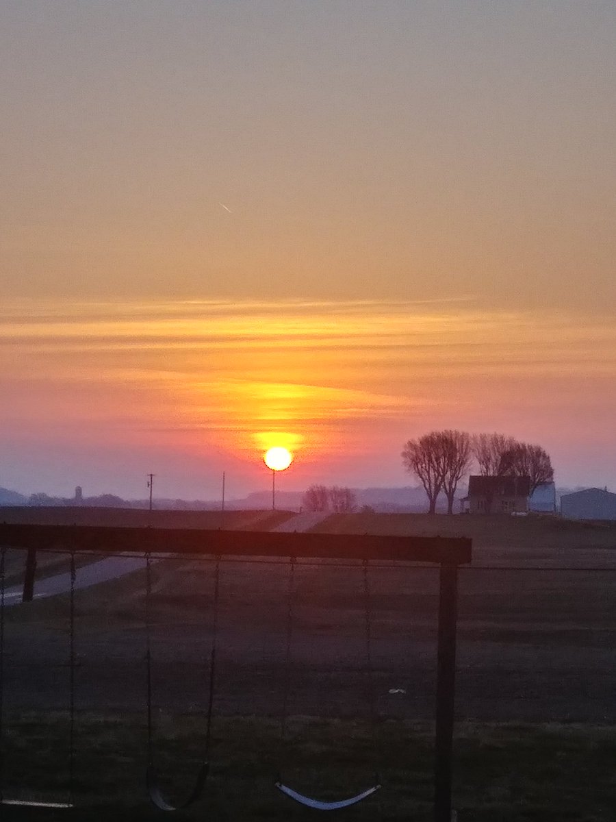 GrumkeFarms's tweet photo. Well it was a beautiful start to the day..... then it decided to rain. 🌞☔ https://t.co/ILMAkPTpN7