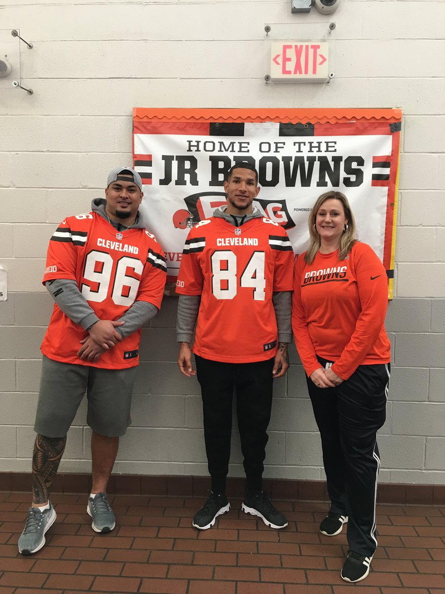 BrownsGiveBack's tweet photo. Day 3️⃣: We came out in full force with @Browns players, staff + @CLEpolice at the THIRD @CityofCleveland Rec Center in just 3 days. #InspireChange #give10 https://t.co/LHl8IORQap