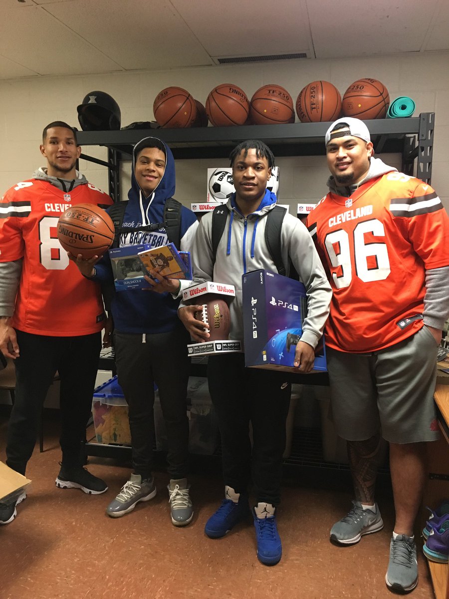 BrownsGiveBack's tweet photo. Day 3️⃣: We came out in full force with @Browns players, staff + @CLEpolice at the THIRD @CityofCleveland Rec Center in just 3 days. #InspireChange #give10 https://t.co/LHl8IORQap