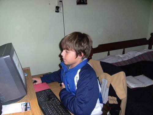 2008 yo en el msn desconectandome y conectandome para que todos sepan seguramente escuchando baby te kiero wo woo y jugando al mu jjajaja y la carpeta ahi atras tirada