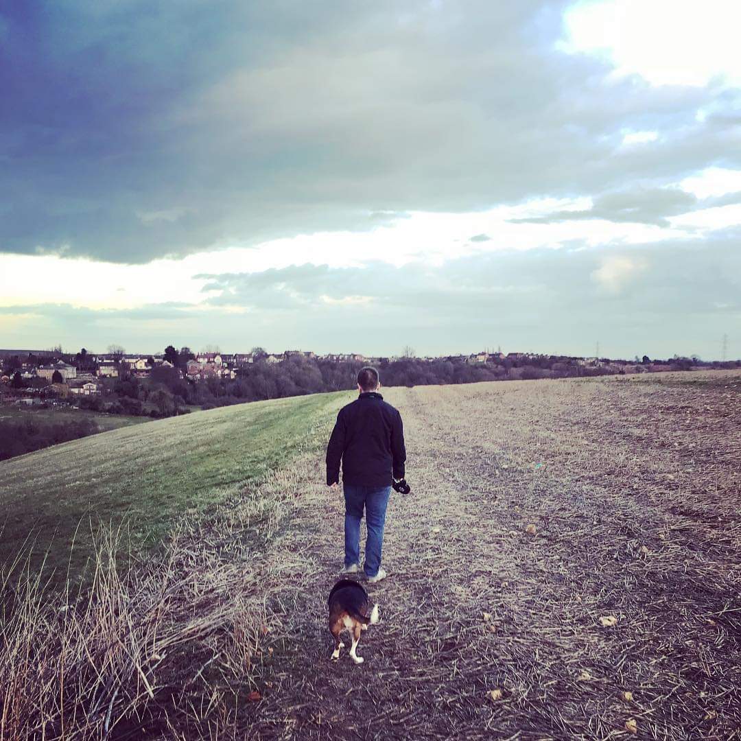 LazyBeaglePup's tweet photo. One dad and his dog #Stevie #BeagleX #Walkies @mikeellis82 https://t.co/QuNU9d78Ac