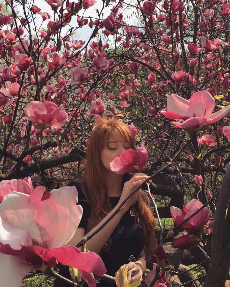 «Sus labios callarán, nada tocará, pero ella con solo su presencia te hará alucinar. Pesadilla o ensueño, antídoto o veneno.»

#freerol #sexrol