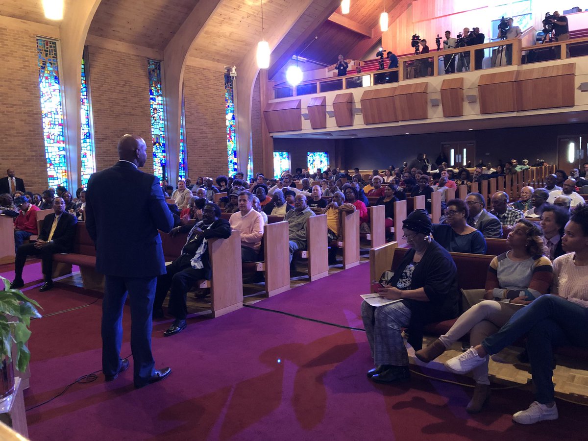 CMPD's tweet photo. Thanks to all who came to speak with Chief Putney tonight. #bridgeCLT https://t.co/bdV7yp4ygT