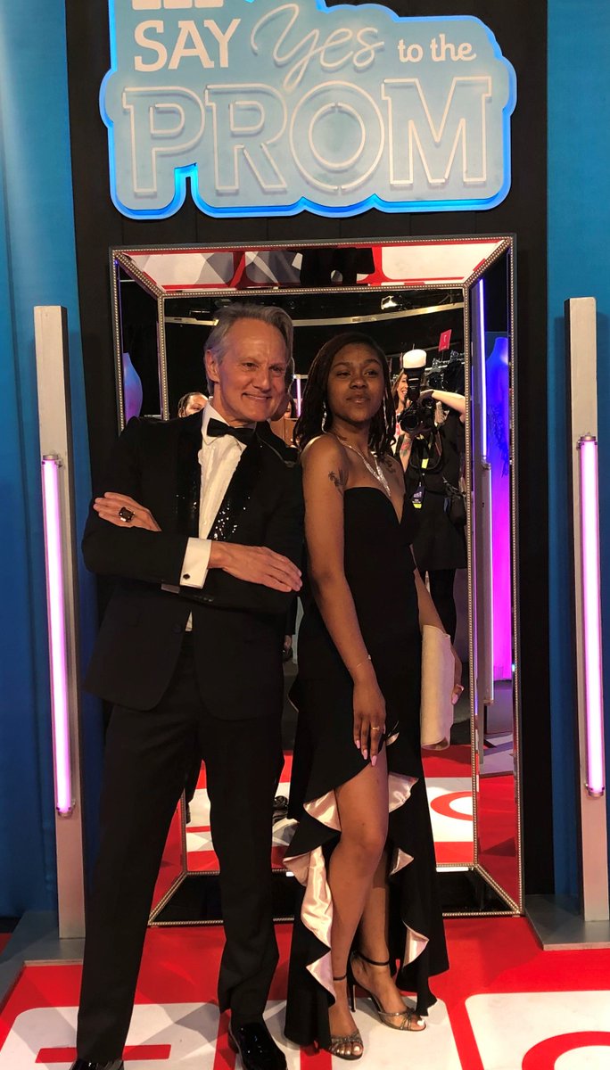 ccaruso1's tweet photo. Today was an amazing day in NYC's Office of #CommunitySchools! High Schoolers from @LongwoodPrep, Morris Academy & @UAMusicandArt were treated like royalty as they picked prom dresses, tuxes & accessories. Thank you @MonteDurham @DiscoveryEd #SYTTP https://t.co/4MSVDk9rHw