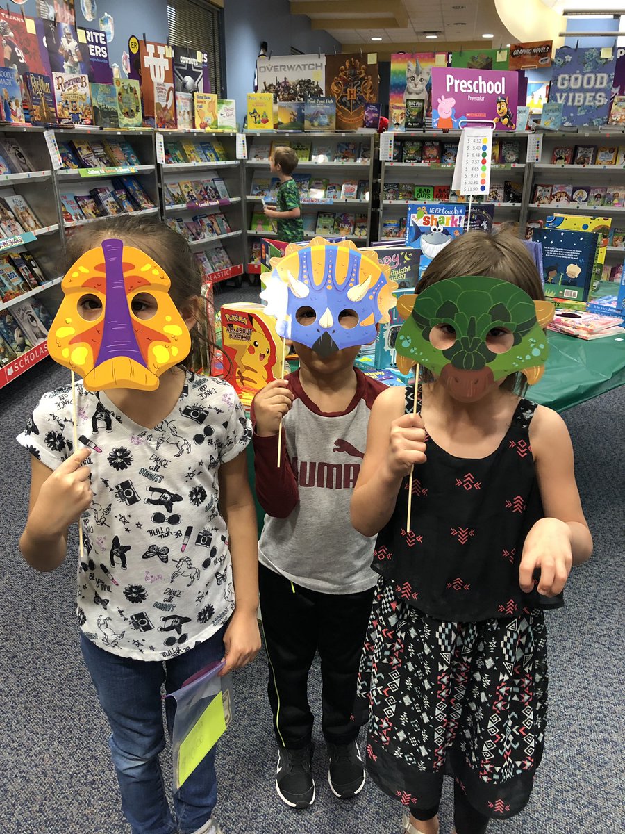AlexanderLibra4's tweet photo. Readasaurs at the Alexander library! Open until 7 tonight! @LorenaLsalas #scholasticbookfairs #dentonisddelivers https://t.co/SC7le4o8b9