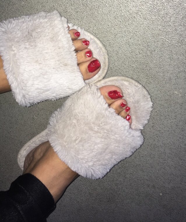 FeederFeet's tweet photo. Love these slippers 👌🏽 #FootFetish #slipperfetish #toefetish #footsluts https://t.co/C61xgSVDvm