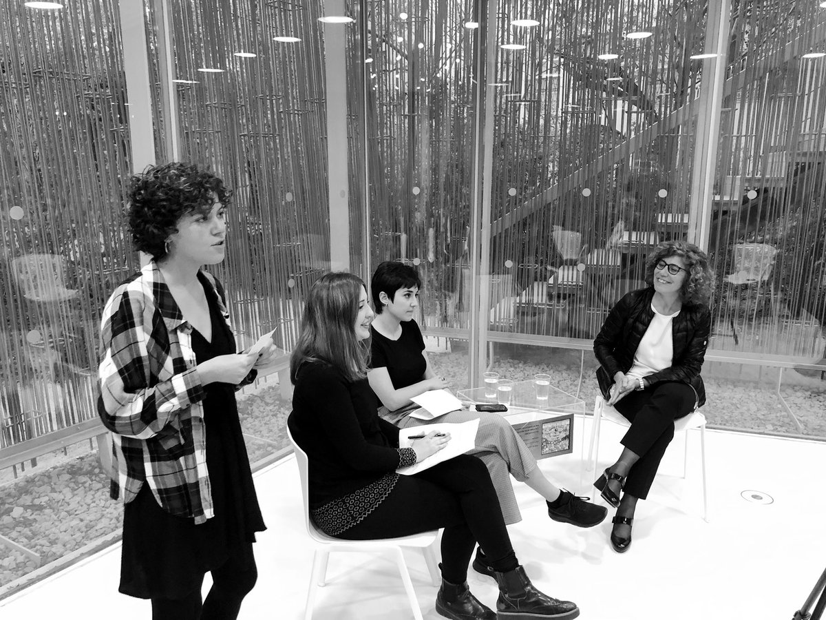 SintituloC's tweet photo. En el cierre de #SCD19 nuestra compañera @MarujaDavis con @nativasenred en una charla junto a @marcastrops 🔎 Construcciones identitarias en red: estetización del internauta y oratoria digital ✨👇 #netiquetas #MGC16ed https://t.co/1bR1Jb5ecc