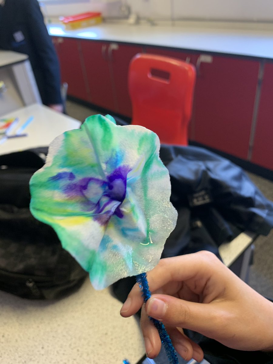 tlesphysics's tweet photo. Science club have been crafting chromatography flowers today in time for Mothering Sunday @longeatonschool @TLES_Brainiacs https://t.co/B6UOHboPl0