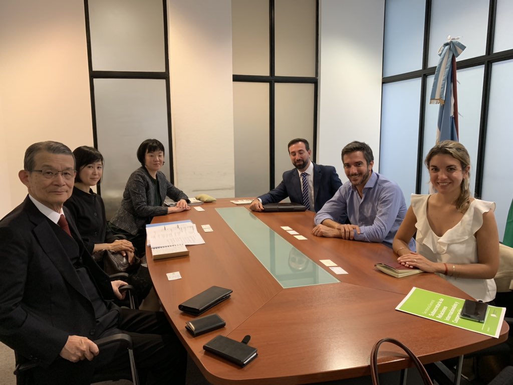 Hablaron sobre los ejes en los que Japón desarrolla tecnología y las oportunidades para realizar cooperación técnica entre Japón y el Ministerio de Ciencia, Tecnología e Innovación de la provincia de Buenos Aires.

<a href="/JapanEmb_Arg/">Embajada del Japón</a> @CienciaBA <a href="/mbriolotti/">Mariano Briolotti</a> <a href="/zinfederico/">Federico Zin</a> @deluma_ar