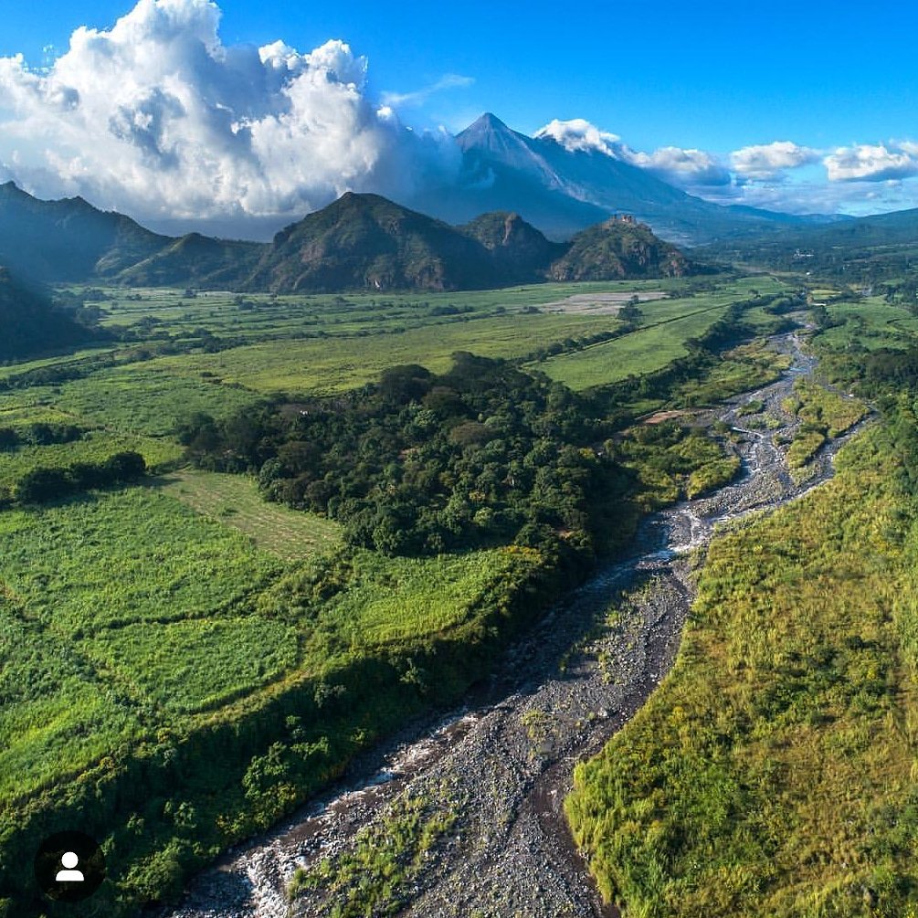 Guatevision_tv's tweet photo. Les compartimos un paisaje que muestra la belleza de nuestro país.

¡Buen provecho!

📸: @vuelotenango https://t.co/jqzEyusRq5
