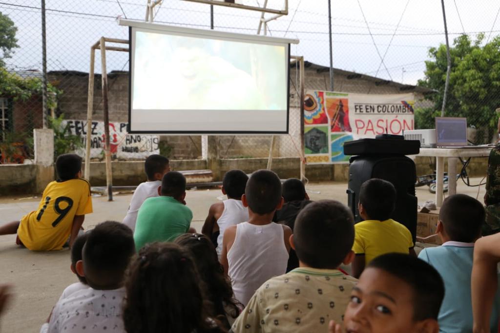Ejercito_Div6's tweet photo. #HéroesBicentenarios del #BatallónEnergéticoyVial19 llegaron hasta el barrio El Oasis de Puerto Rico, Caquetá para que 150 niños disfrutaran la película Avangers Infinity War durante jornada de cine al parque. Esto es #FeEnColombia para demostrar que #EjercitoEsServicioSocial https://t.co/ukgqgWimPK