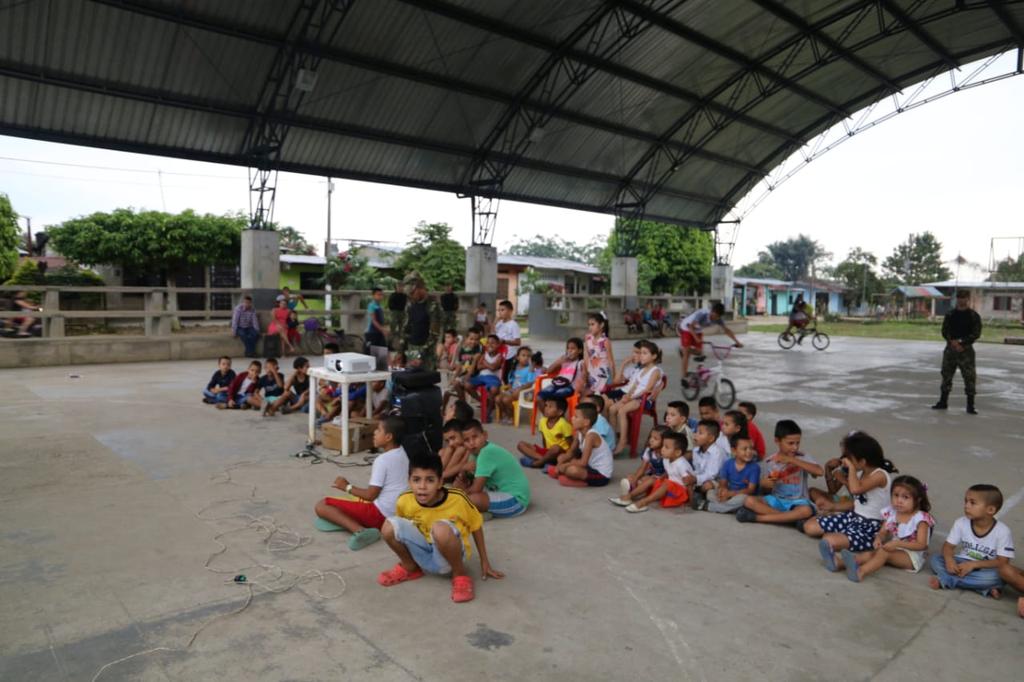 Ejercito_Div6's tweet photo. #HéroesBicentenarios del #BatallónEnergéticoyVial19 llegaron hasta el barrio El Oasis de Puerto Rico, Caquetá para que 150 niños disfrutaran la película Avangers Infinity War durante jornada de cine al parque. Esto es #FeEnColombia para demostrar que #EjercitoEsServicioSocial https://t.co/ukgqgWimPK