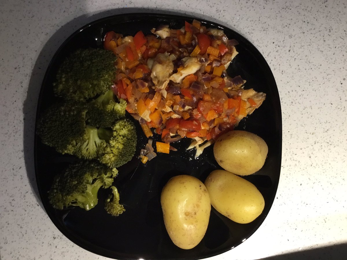 Gazzaa_S's tweet photo. #NewBodyPlanPlus meal tonight....Sea bass, red onion, red & orange peppers, tomatoes, paprika. Splash of rapeseed oil, new spuds & broccoli.....Delish...!
#FuelTheMuscles @NewBodyPlan @JonLipseyMedia π₯π #Healthy https://t.co/TawhLNxaoo