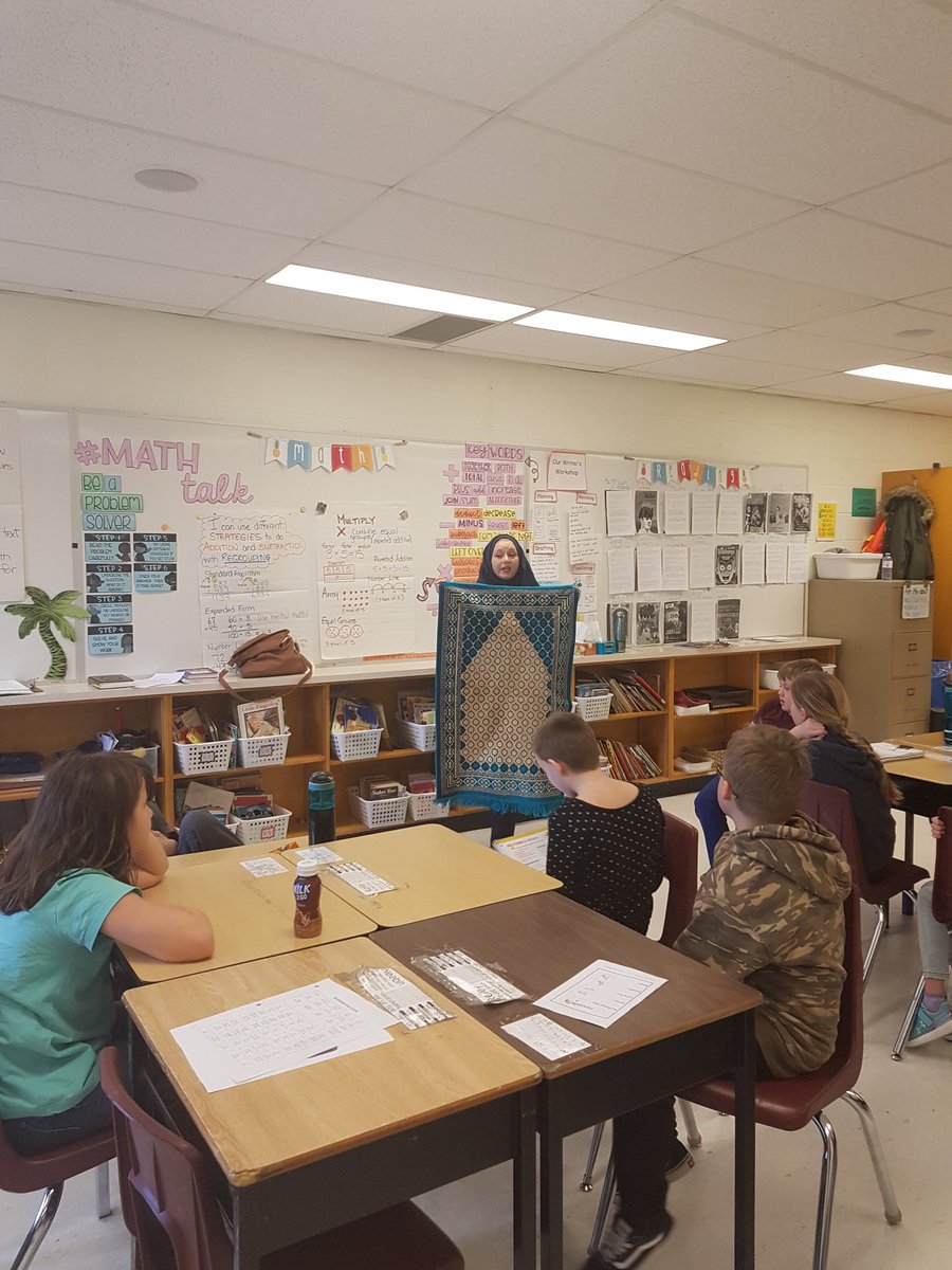 kr1st1na_s1mons's tweet photo. How might we share similarities in our faiths and celebrate our differences in our community? Pope Francis asks us to foster respect and friendship. Thank you Meaghan Williams for being with us today! @kmcguire1101 #faithinaction #servicebasedlearning @BGCDSB https://t.co/tIClRJFlWO