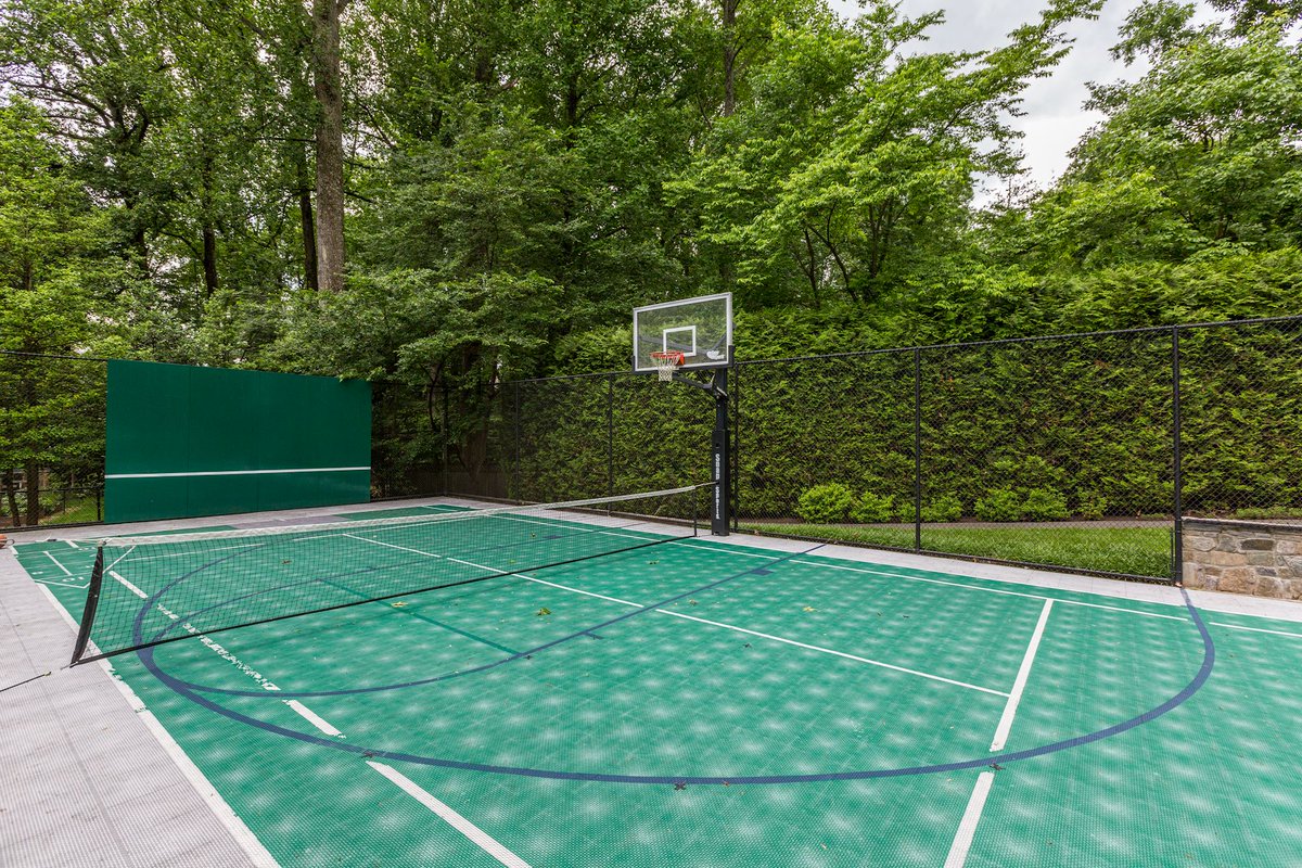 washfineprop's tweet photo. These homes with sports courts might just be all the March Madness inspiration you need! How is your bracket looking? #wfpagent #washingtonfineproperties
-
8459 Portland Pl
10000 Newhall Rd
1000 Jarvis Ct
8704 Brickyard Rd https://t.co/j1pIrpHtuV