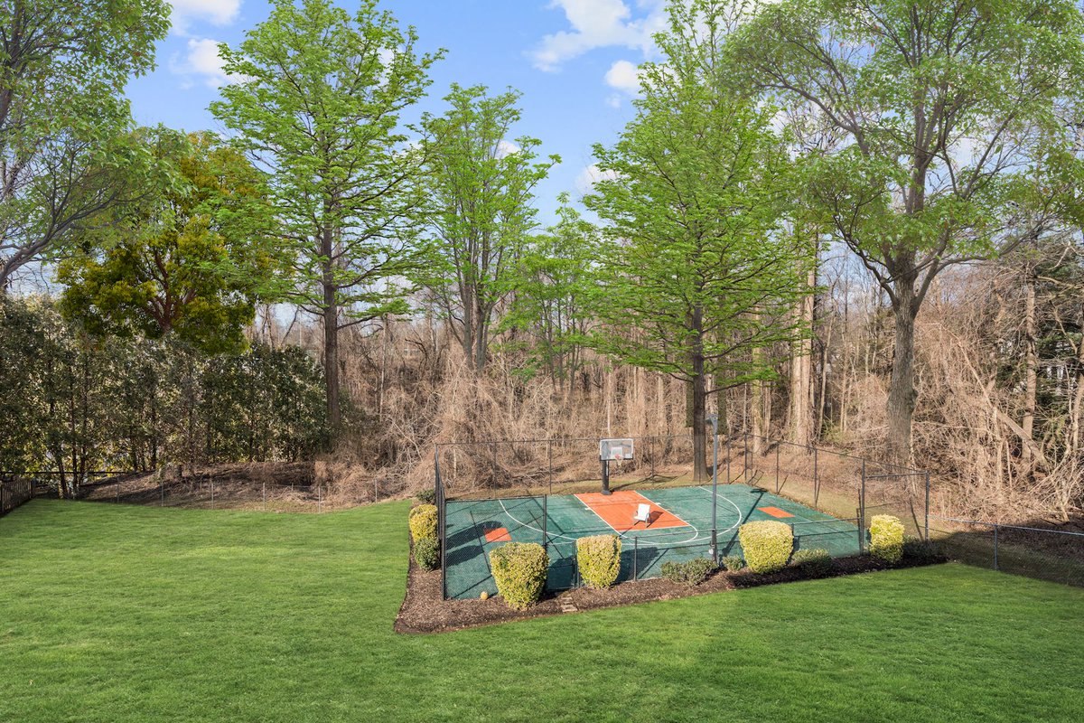 washfineprop's tweet photo. These homes with sports courts might just be all the March Madness inspiration you need! How is your bracket looking? #wfpagent #washingtonfineproperties
-
8459 Portland Pl
10000 Newhall Rd
1000 Jarvis Ct
8704 Brickyard Rd https://t.co/j1pIrpHtuV