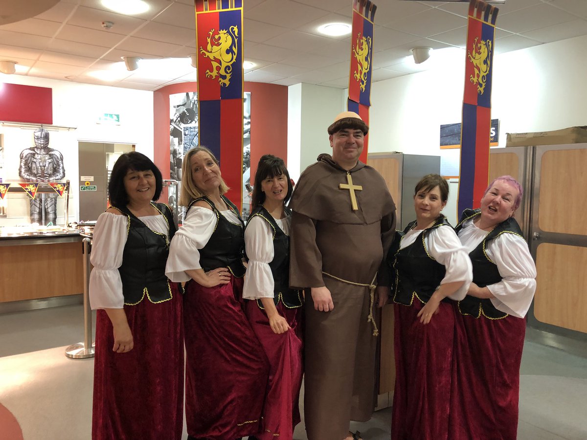 clarewinfield66's tweet photo. Students loving the Medieval food! @USWCatering @UniSouthWales https://t.co/TOxbfGkKgf
