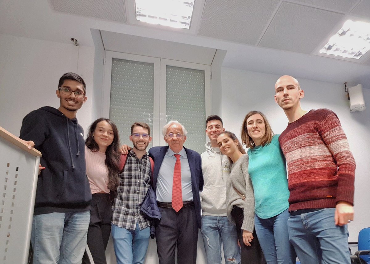 MAecocardio's tweet photo. Un placer este recuerdo con los alumnos con sobresaliente en la asignatura de Exploracion Cardiaca con ultrasonidos de la cátedra de imagen cardiaca:Buenos tipos https://t.co/CCi35h91k3