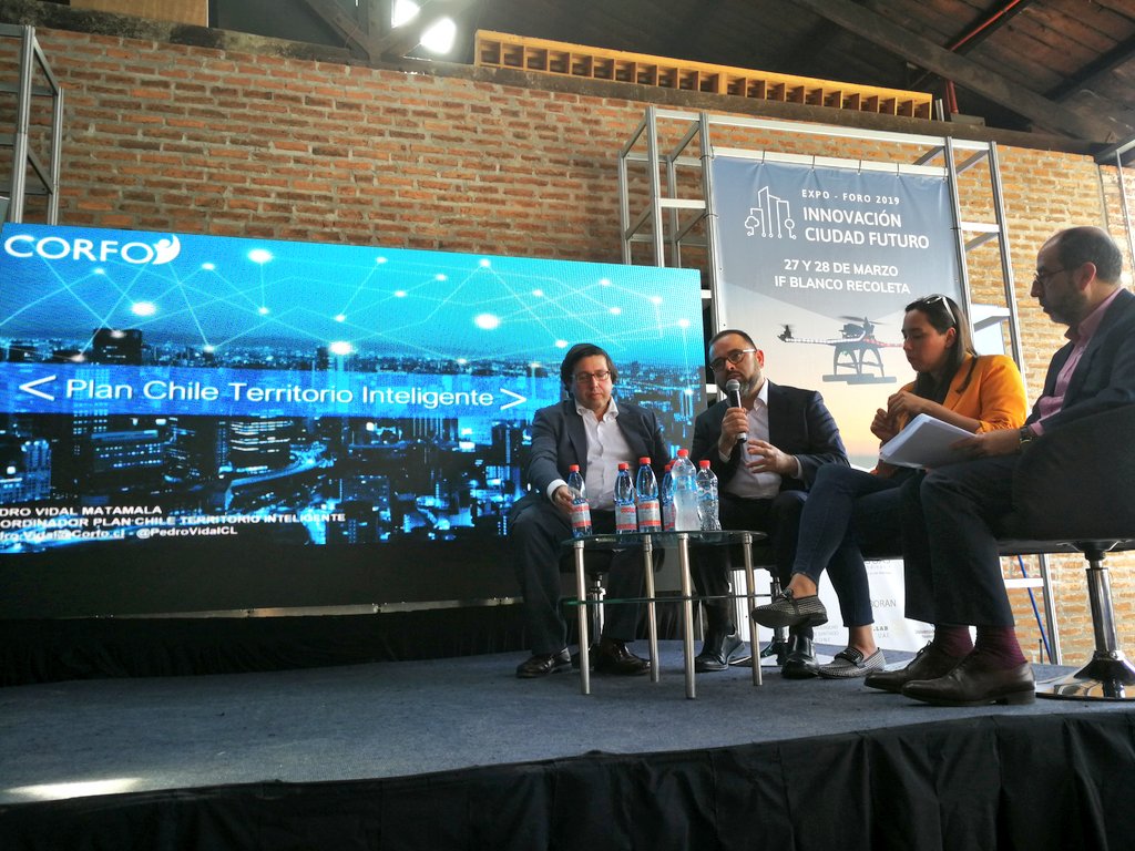 "En lugar de ir a los territorios a decirles lo que queremos hacer, la estrategia es conocer los problemas de las ciudades y construir desde ahí la hoja de ruta para abordar los desafíos", señala <a href="/PedroVidalCL/">Pedro</a> de #TerritoriosInteligentes de <a href="/Corfo/">Corfo</a> en <a href="/CiudadFuturo_/">Innovación Ciudad Futuro 2019</a>