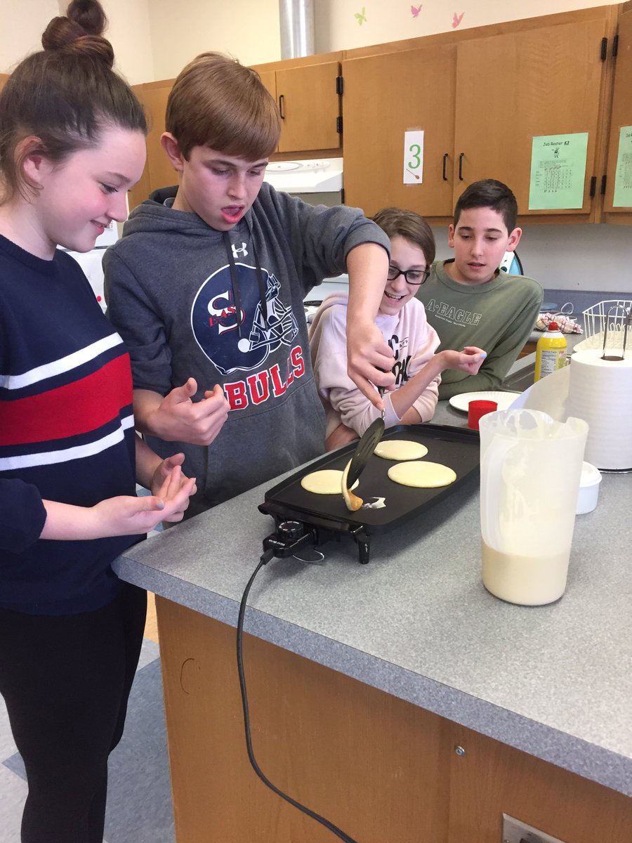TaylorW64735951's tweet photo. Breakfast for lunch! We are Flipping out for this pancake recipe! @SCSD_NMS https://t.co/Yih89xjFpa