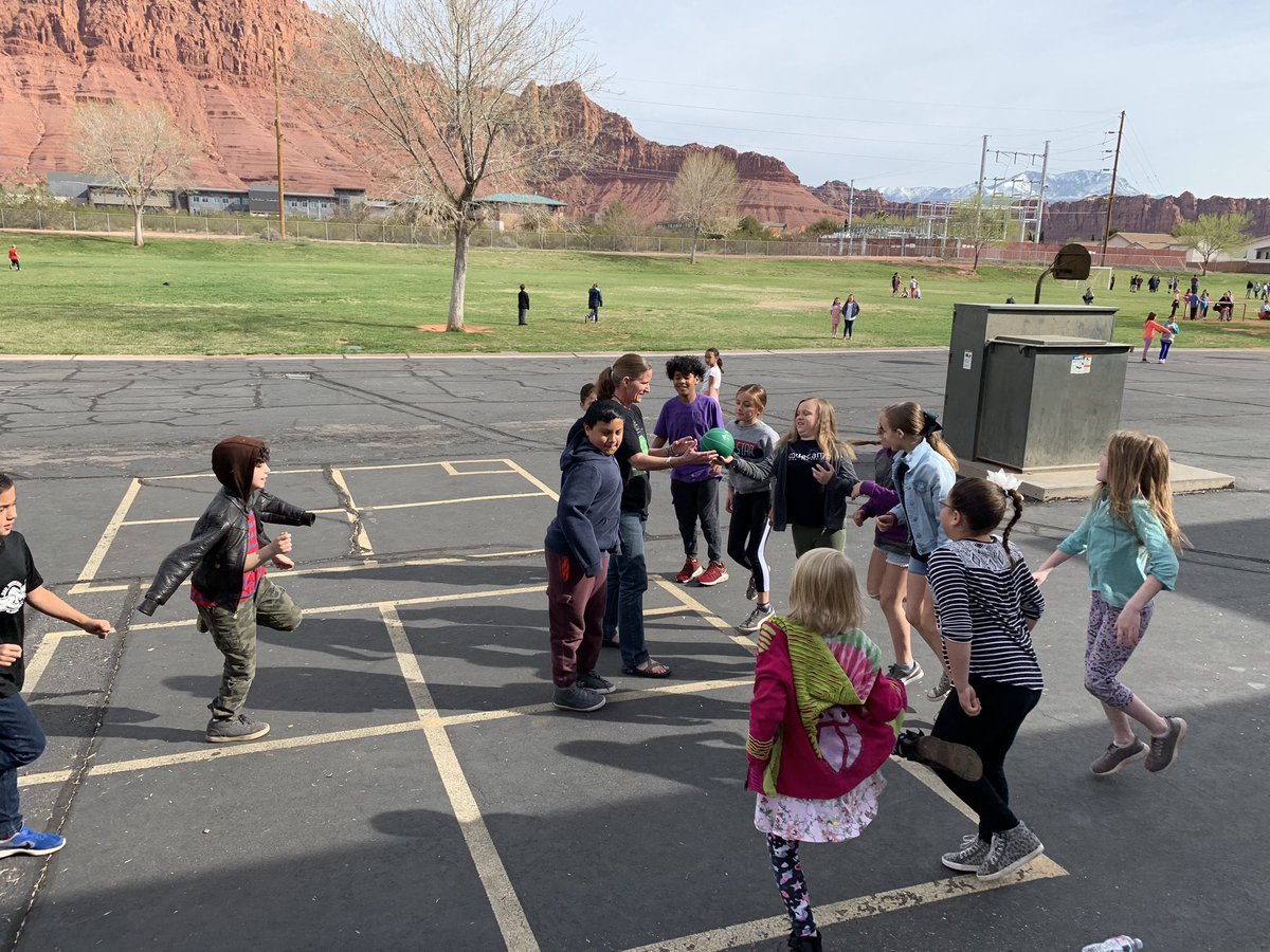 PaulHill_io's tweet photo. Today at Code Camp Jr. we had over 100 boys and girls from across the @washk12 and @Utah4H applying their computer science skills to create games, stories, and apps in Python and @scratch #4HCS https://t.co/PrcwB1xFfd