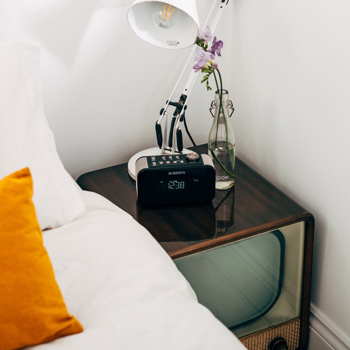 RobertsRadioUK's tweet photo. Sweet dreams are made of the #Ortus2. With its dimmable screen and night-time display feature, you can check the clock without the rude awakening of a sleep-spoiling bright light. #RobertsRadio https://t.co/4o0lRlUT5V