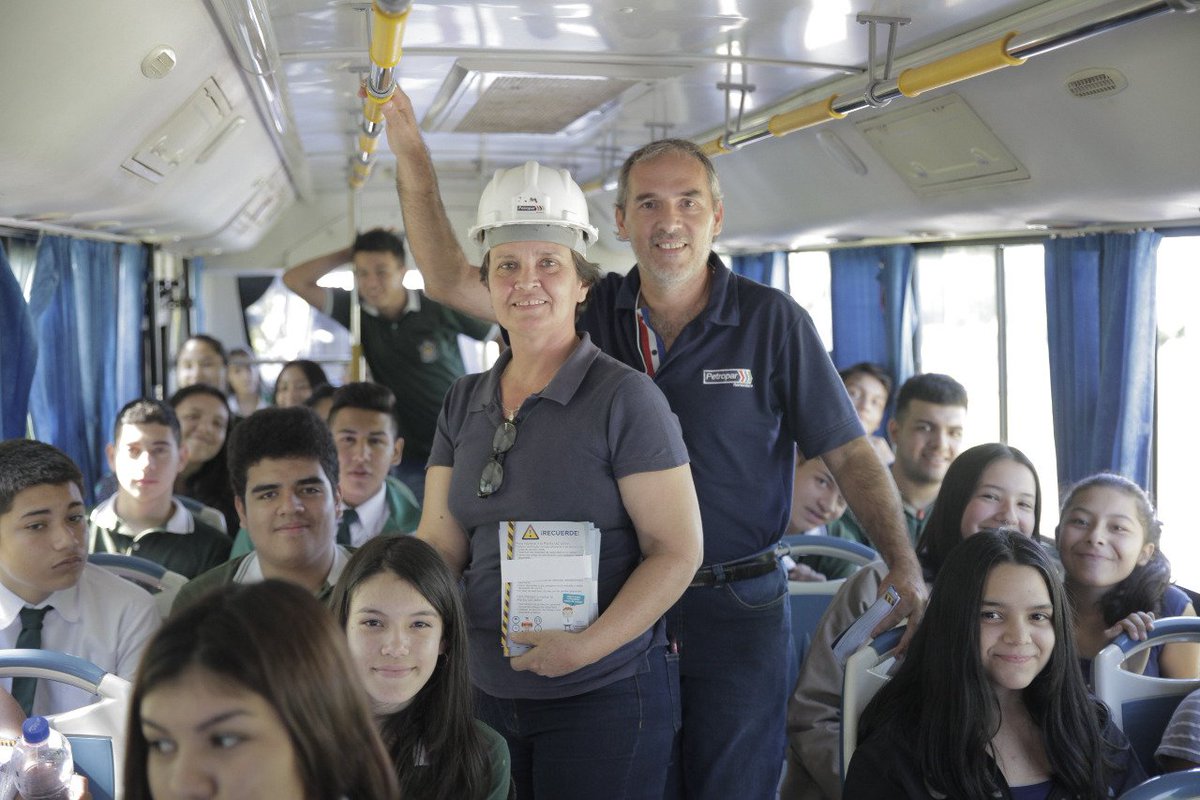 Petropargov's tweet photo. VISITA EDUCATIVA EN PLANTA | #Petropar recibió a alumnos de 15 instituciones educativas en la Planta Industrial de Villa Elisa, los mismos se interiorizaron sobre los principales parámetros de los combustibles que comercializamos y el sistema de seguridad. #Transparencia https://t.co/1BYXEPSatT
