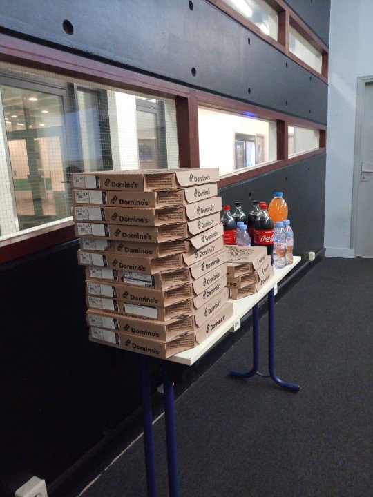 ChrisBlaess's tweet photo. Arrivée des pizzas au meetup #ParisEmbedded https://t.co/IZlDuFBIXy
