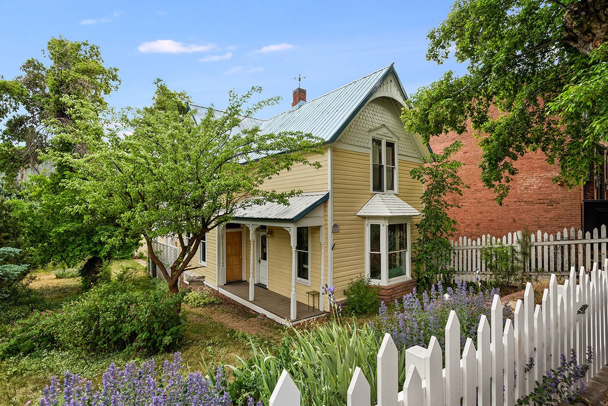 AspenSnowmasSir's tweet photo. LIVE VICTORIAN - Located on a large lot, this charming 3 bedroom, 2 bath 1898 Victorian home has mature trees, garden and storage shed with playroom. Walk to everything Basalt has to offer. Explore now: https://t.co/6DXUkLHwex #BasaltCO #AspenSnowmassSIR #LIVESIR https://t.co/fIi2dTYBd2