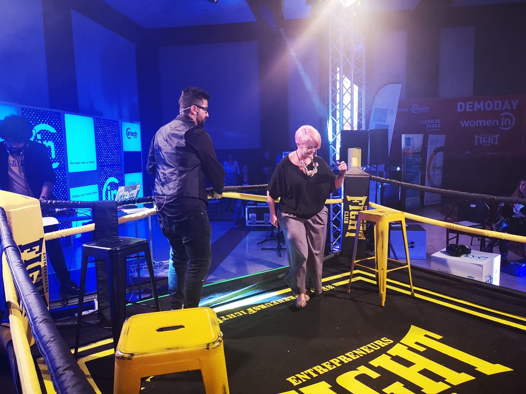 FightersEFC's tweet photo. En su oficina convive el frikismo, pionera en introducir la realidad Virtual con sus pacientes, Ella es Isabel Ramos ( @isaramospsico ) creadora de @_Innopsy_  #EFCWomenIN #WomenIN19 https://t.co/RlJSg9mIsv