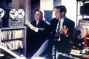 XFilesNews's tweet photo. David shows off his jazz hands and Gillian is not that impressed in this week’s #throwbackthursday behind-the-scenes of Season 1. 👽

#thexfiles https://t.co/I7XwpfftkV