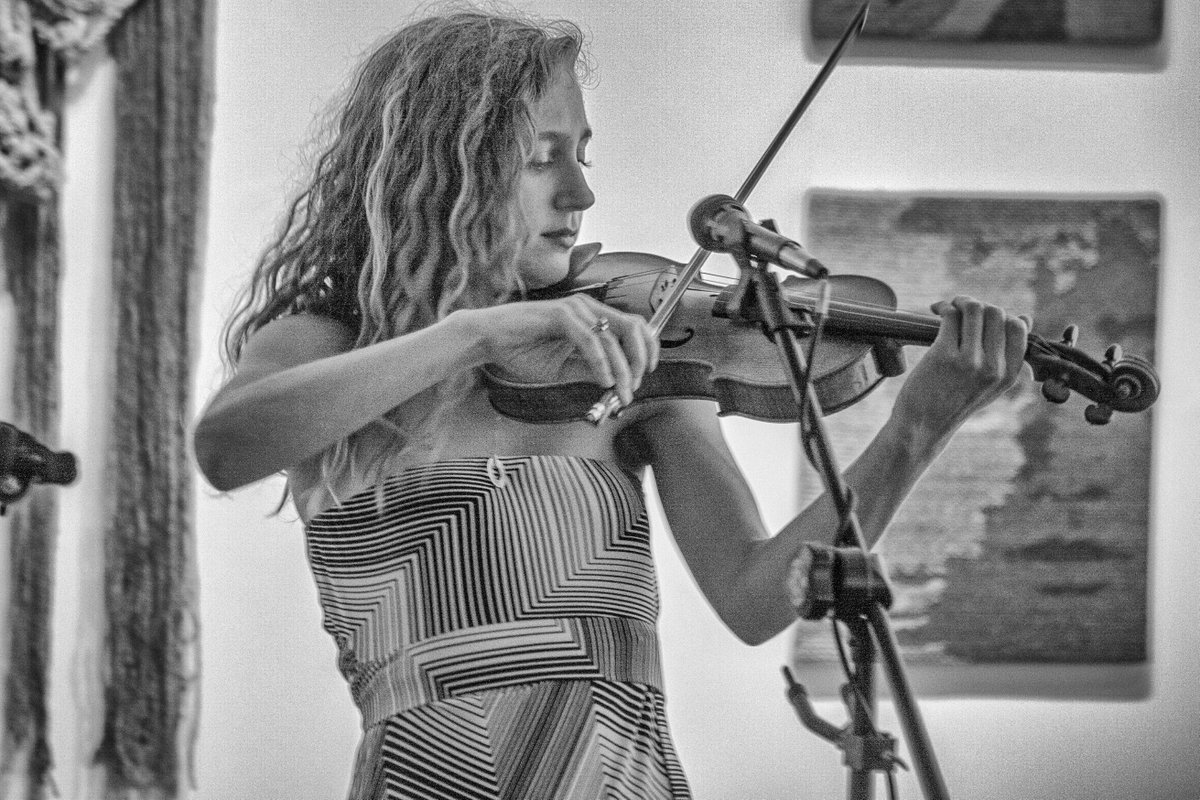 NoSurfMusic's tweet photo. #HappyBirthday #NoSurfFriend Jordana Greenberg of @harpethrising! Here she is looking rather serene performing at Underground Classical in Cleveland, Ohio, 7/7/17 https://t.co/kultCBi8qm
