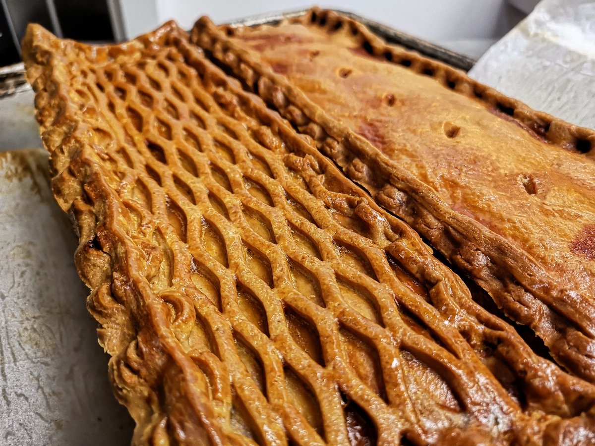 Wilsons_of_York's tweet photo. Gala pies,game on the left,plain pork pie on the right #piegame #York #pielove https://t.co/748RppL1dG